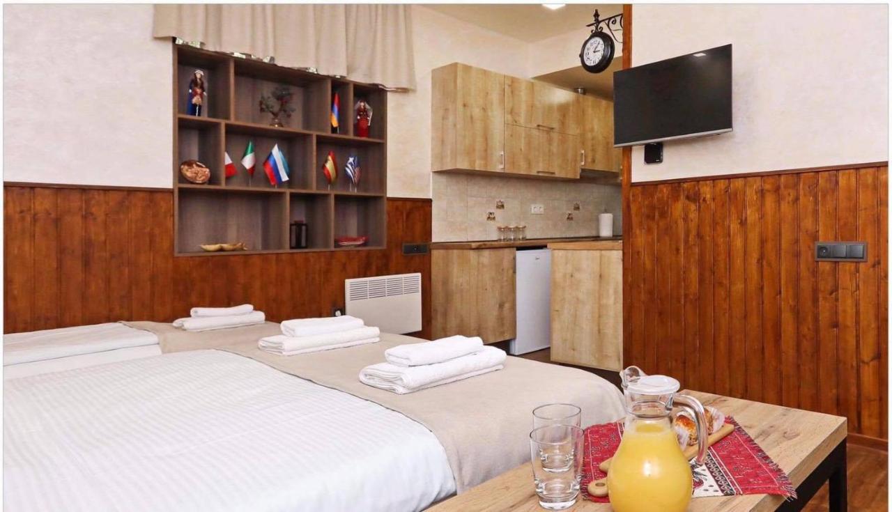 Family Mini-Hotel Martirosyan'S And Tours Yerevan Exterior photo