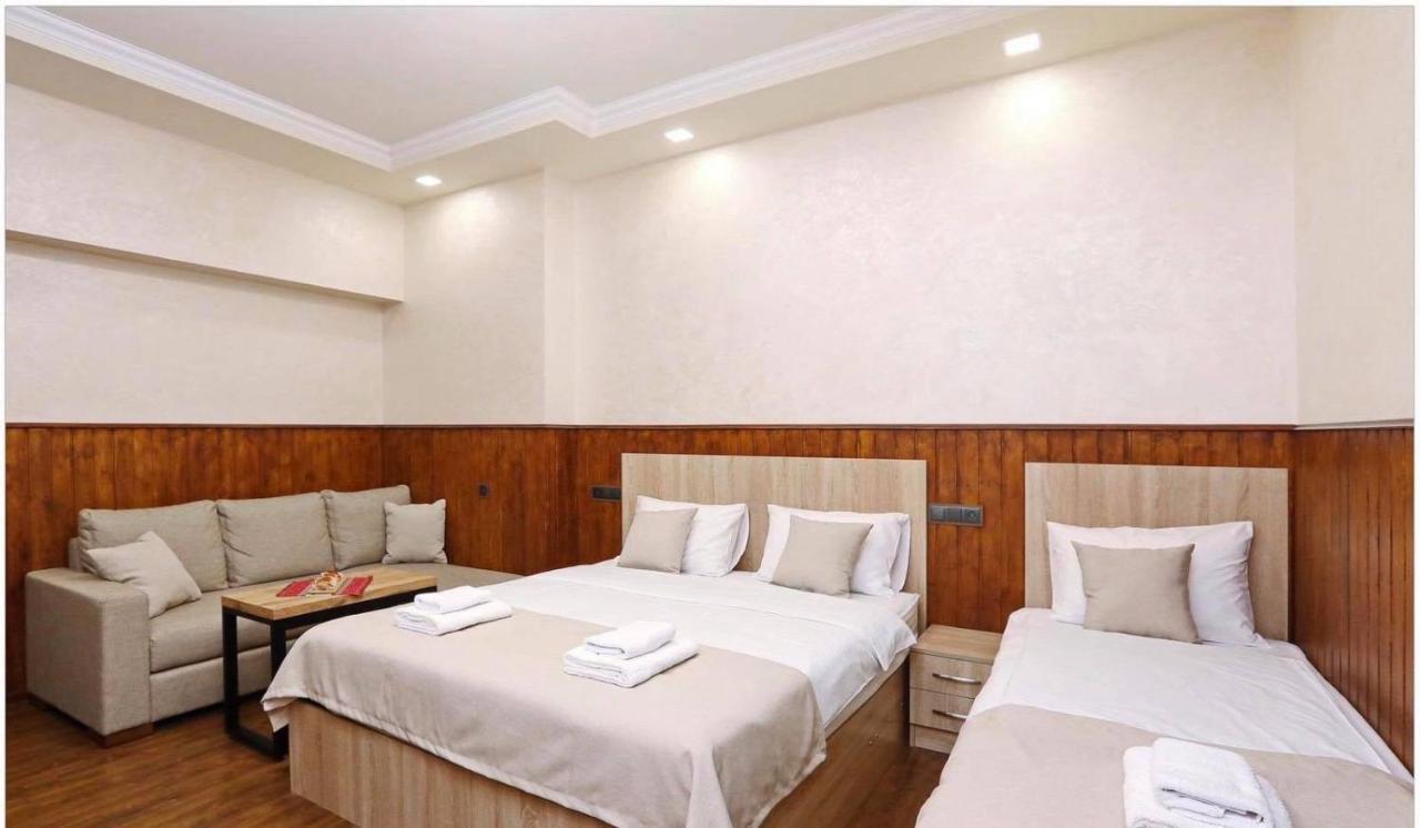 Family Mini-Hotel Martirosyan'S And Tours Yerevan Exterior photo