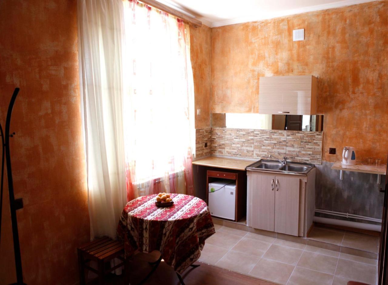 Family Mini-Hotel Martirosyan'S And Tours Yerevan Exterior photo